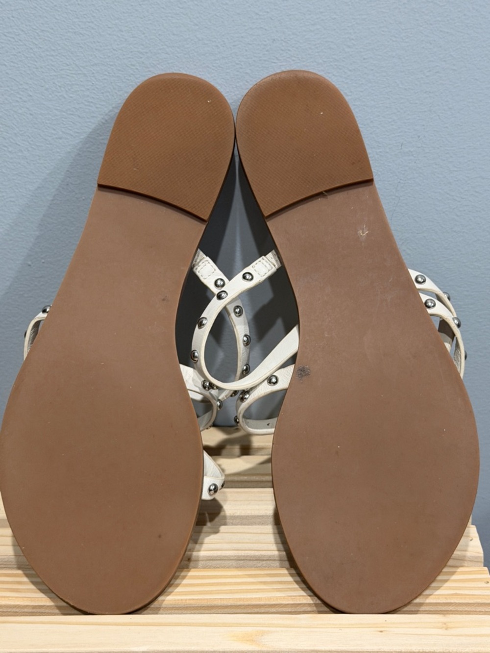 Tory Burch White Studded Leather Thong Sandals Size 8/8.5 - Picture 8 of 13